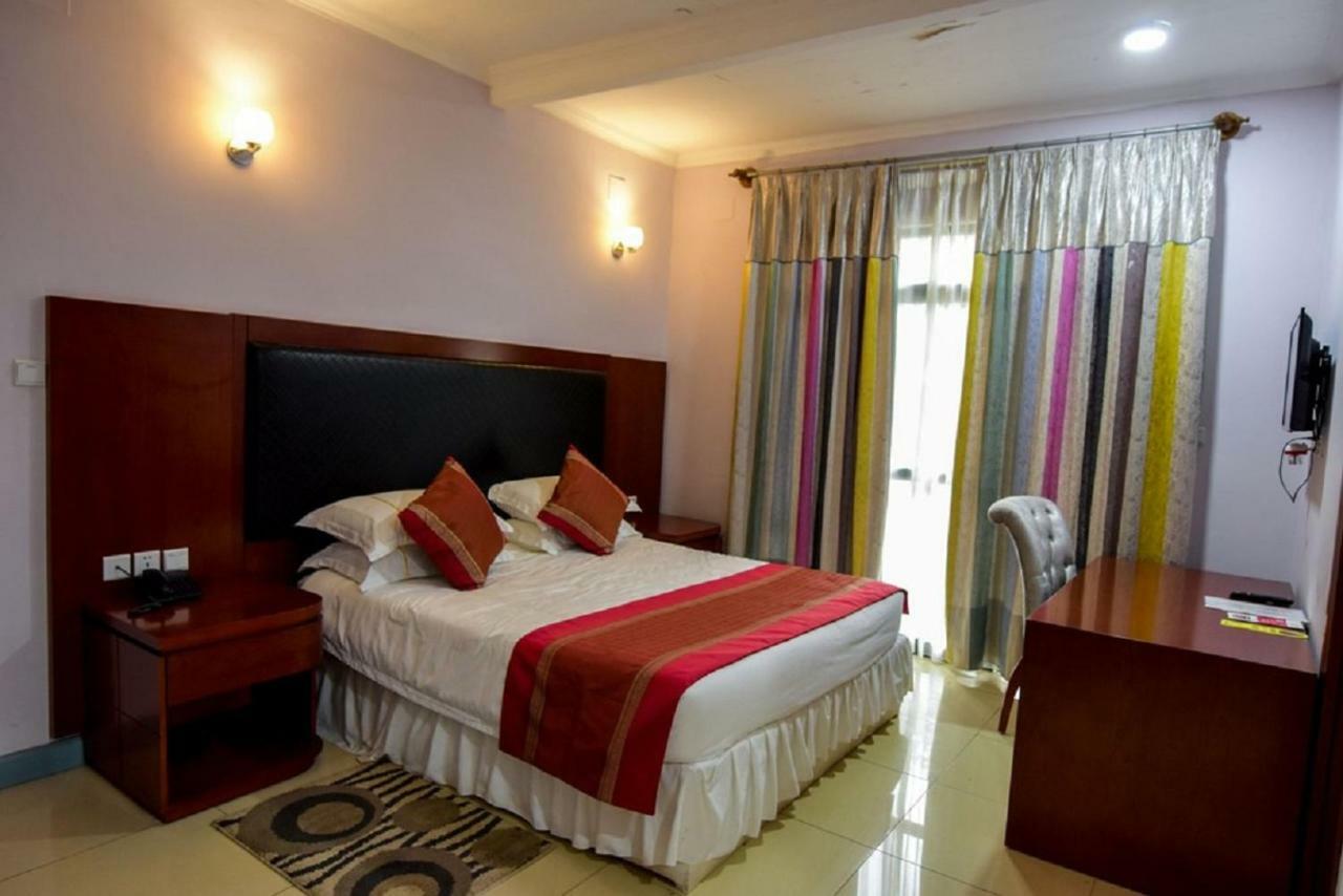 Orient Park Hotel Kigali Buitenkant foto